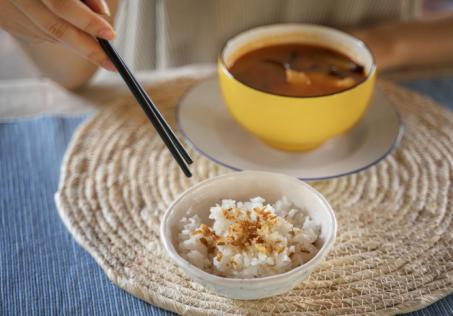  Kenapa Saat Hujan Selalu Lapar? Mungkin Tubuhmu Lagi Butuh 4 Makanan Ini!